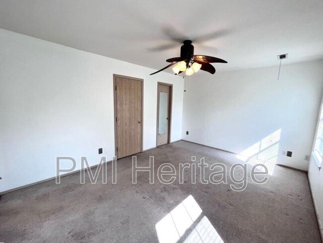 Building Photo - 884 N Daisy Ln