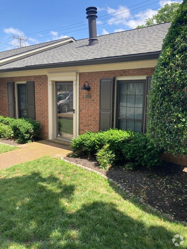Building Photo - Beautiful 2 Bedroom Townhome in Gated Comm...