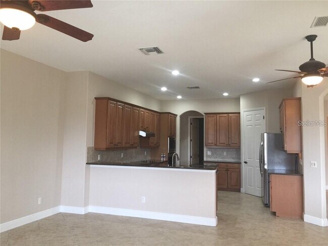 Building Photo - 5570 Rock Dove Dr