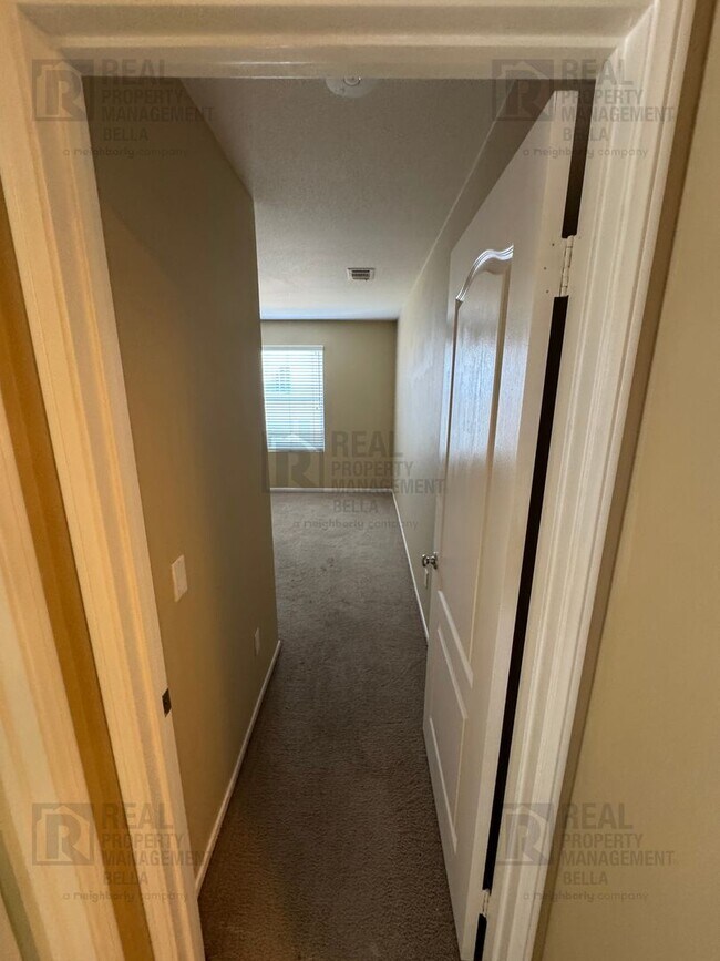 Building Photo - Ideal Layout! 4 Bedroom Home with Main Floor Bed/Bath & Open Loft