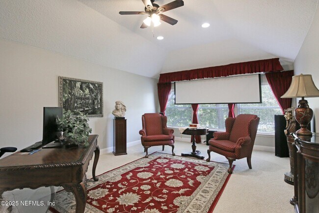 Building Photo - 717 E Dorchester Dr