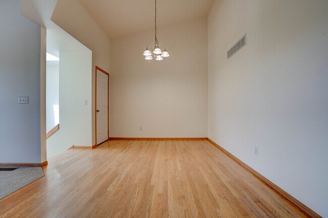 Building Photo - Woodridge Estates Townhomes