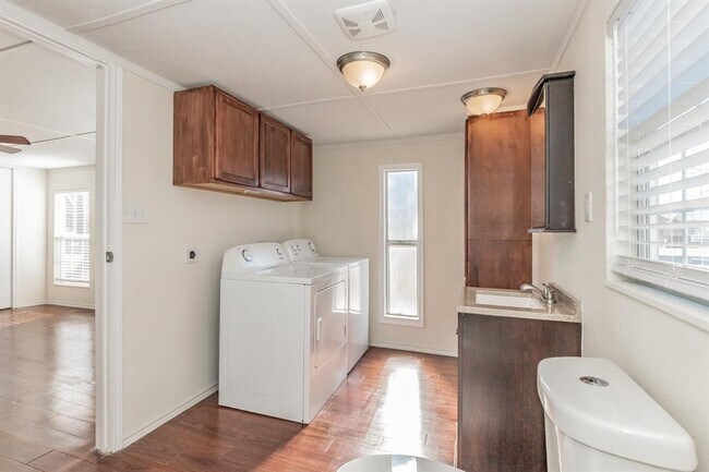 Building Photo - 103 Hackberry Ln