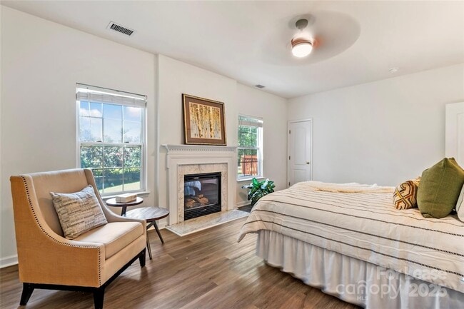 Building Photo - 2003 Red Carpet Ct