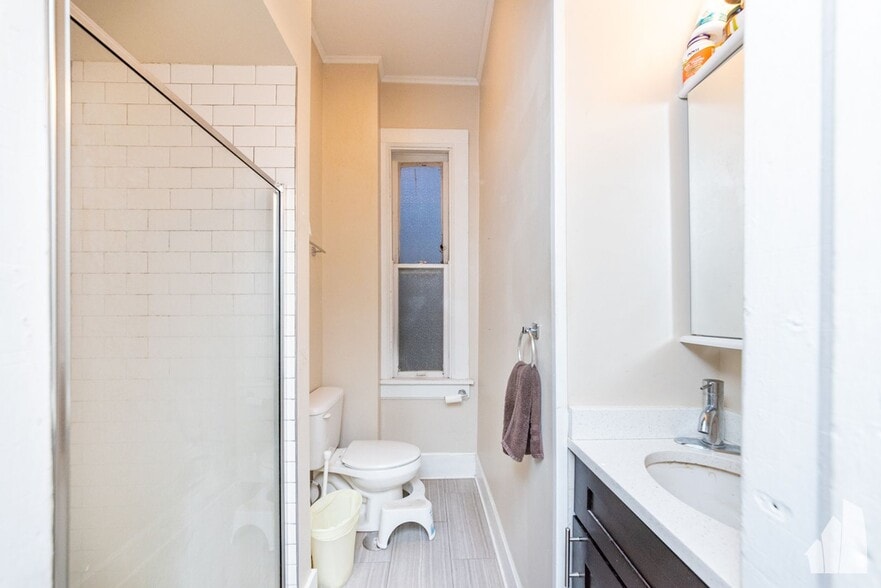 Building Photo - 1431 W Belmont Ave