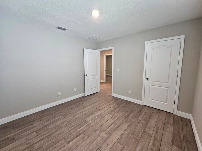 Building Photo - Sawmill Branch 4 Bedroom 2 Bath 3 Car Gara...