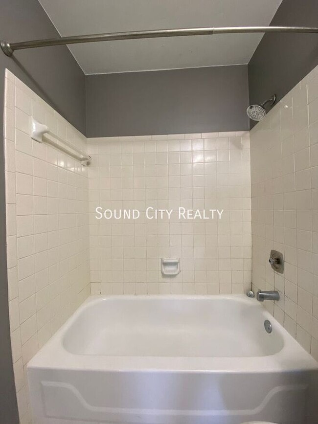Building Photo - 923-B Oak Vale Dr-