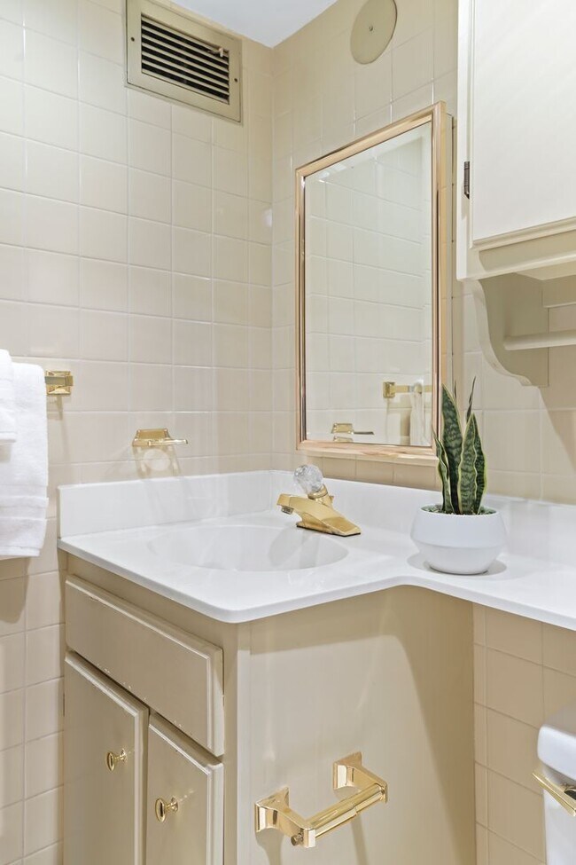 Building Photo - 800 N Washington St