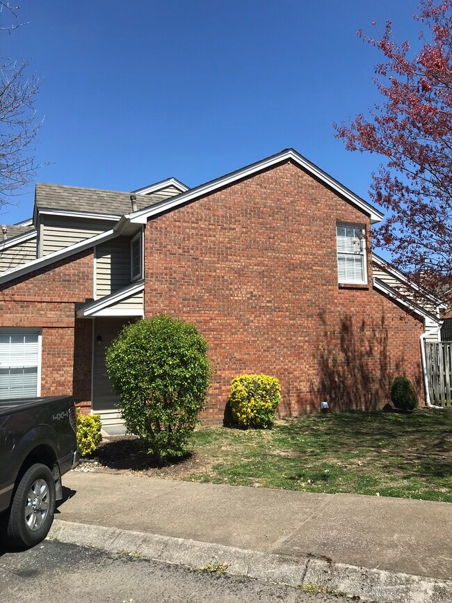 Building Photo - 324 Yorkshire Cir