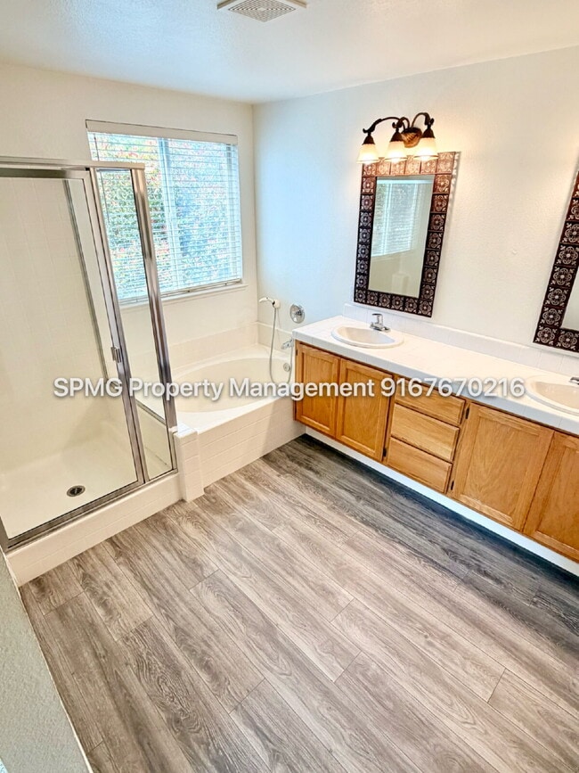 Building Photo - Beautiful 4 Bed / 3 Bath Home in Prime Roseville Location – Across from Park!