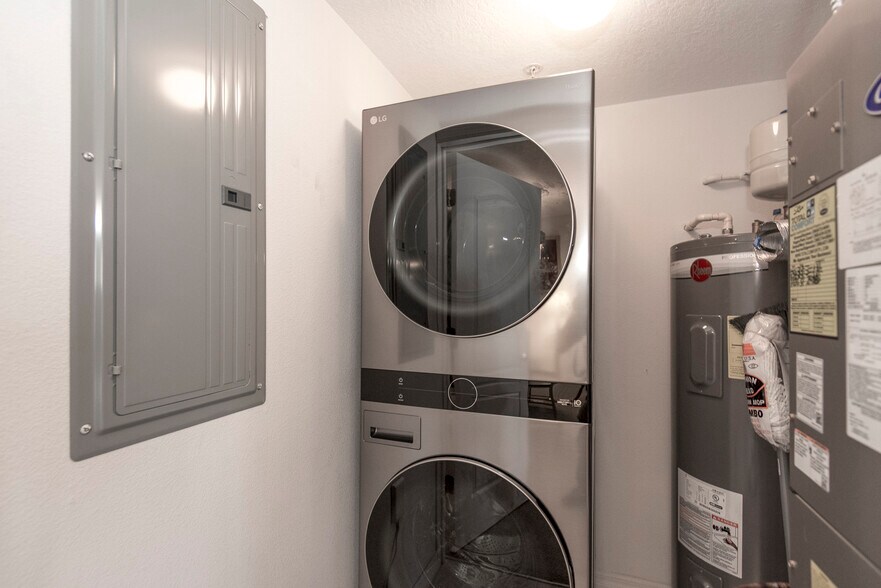 Building Photo - 711 N Halifax Ave