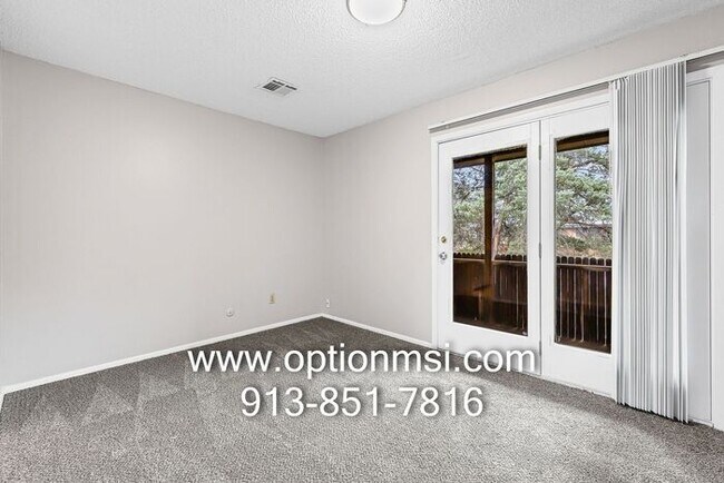 Building Photo - Freshly updated townhome in KCK