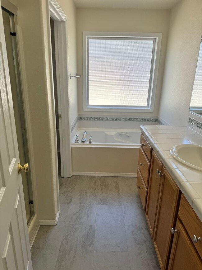 Building Photo - Beautiful 3 Bedroom in Grand Oaks Neighbor...