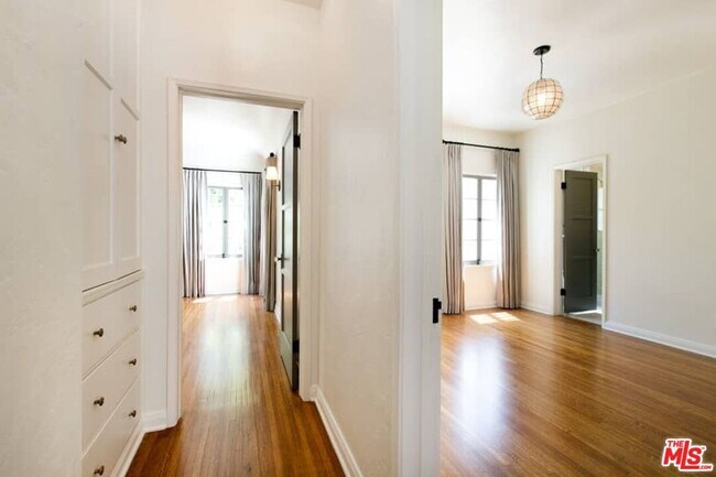 Building Photo - 1136 S Hayworth Ave