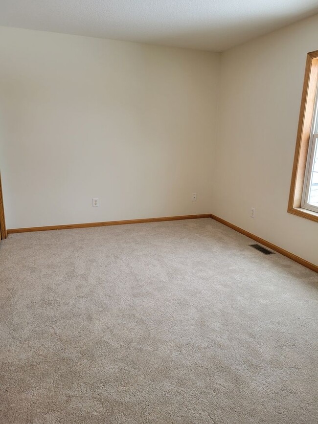 Building Photo - 2 Level Townhouse