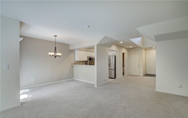 Building Photo - 2bd/2.5ba Redmond Townhouse