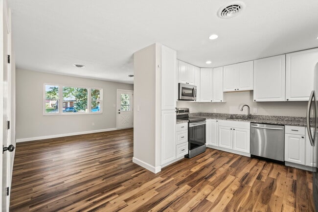 Building Photo - 2520 Glenmore Ct