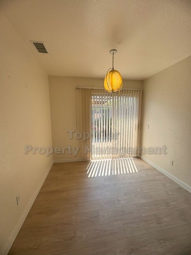 Building Photo - Welcoming Single-Level Home in a Great Fam...