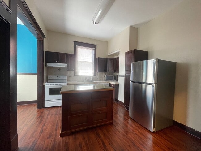 Building Photo - 305 W 38th St