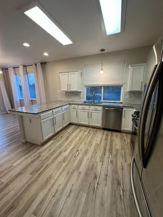 Building Photo - 721 W Fontaine Ln