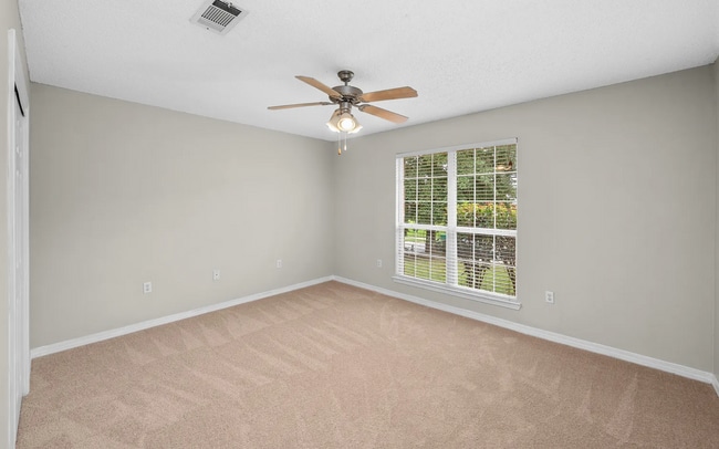 Building Photo - 4 bedroom 2 bathroom