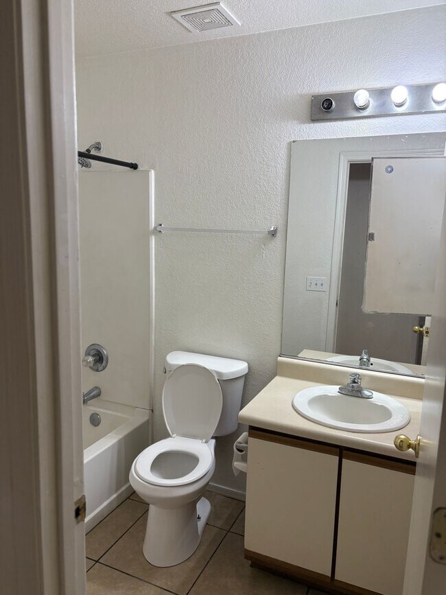 Building Photo - Charming 3 Bedroom 2 Bath Family Home in South Tucson