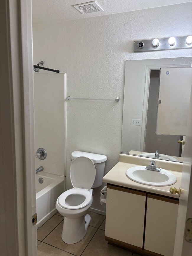 Building Photo - Charming 3 Bedroom 2 Bath Family Home! Must See! Move In Special!!