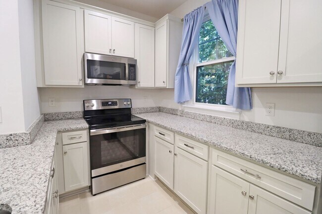 Building Photo - 2 bedroom/2.5 bath home in West Columbia.