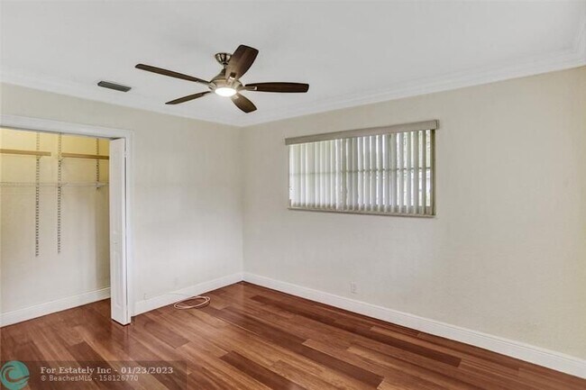 Building Photo - 361 SW 60th Ave