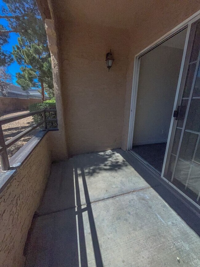 Building Photo - RESORT STYLE LIVING!