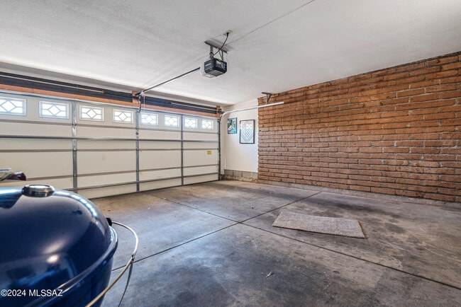 Building Photo - 1341 E Ellis Dr