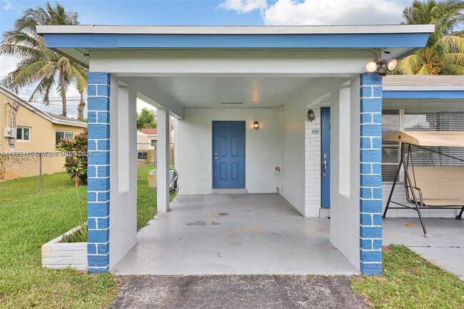 Building Photo - 6931 SW 27th Ct