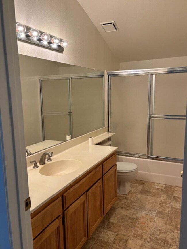 Building Photo - Beautiful 4 Bedroom, 3 Bathroom House Avai...