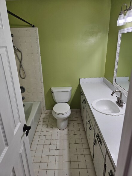 Building Photo - 1704 NW 39th Terrace