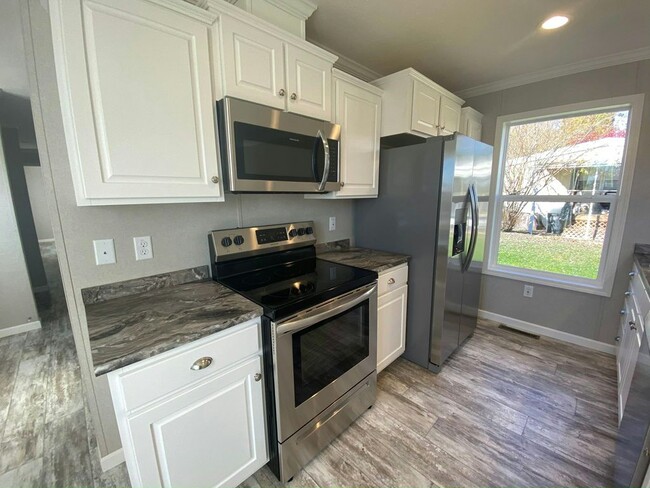Building Photo - 129 Zimmer Dr W