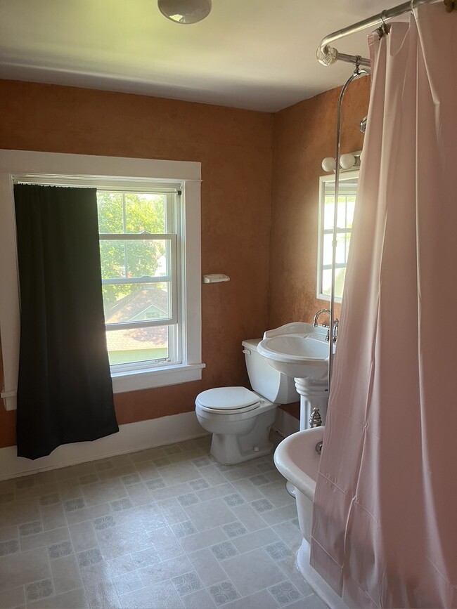 Large full bathroom - 740 Prospect Ave