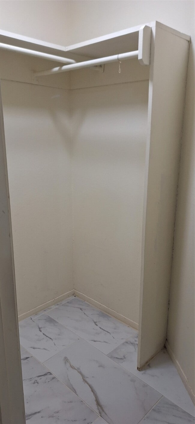 Building Photo - 1327 Brenda Ln