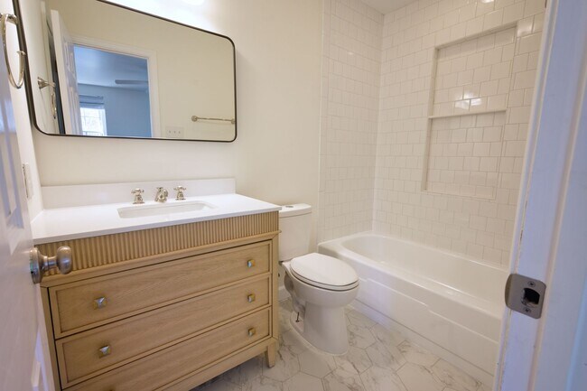 Building Photo - 420 Linkhorn Dr
