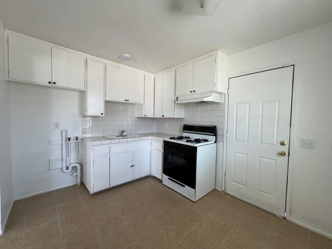 Building Photo - 1 Bedroom 1 Bathroom House with Fenced Yard+