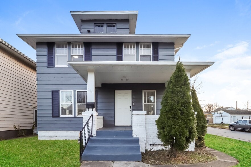 Building Photo - 1002 E Victoria St