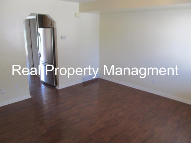 Building Photo - A Great 2 Bed, 1.5 Bath Town Home in Logan...