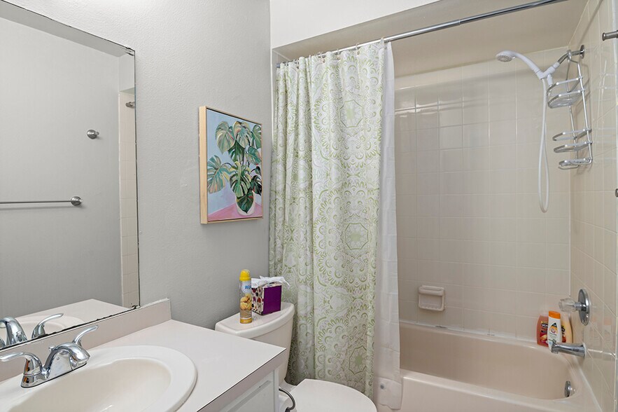 Full hall bathroom - 5014 Gainsville Dr