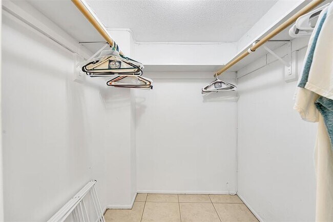 Building Photo - 3150 N Palm Aire Dr