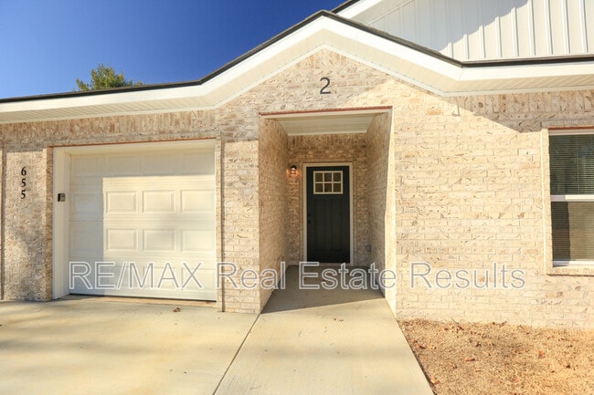 Building Photo - 655 N Genevieve Ave