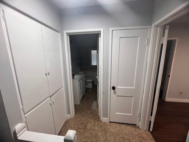 Building Photo - 2402 Schoolside Ave