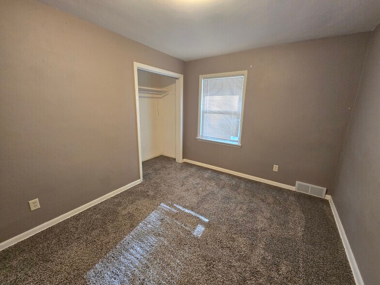 Building Photo - 2728 Edgewood Dr