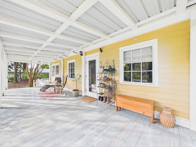 Building Photo - COMING SOON! Charming Cottage in the Center of Town