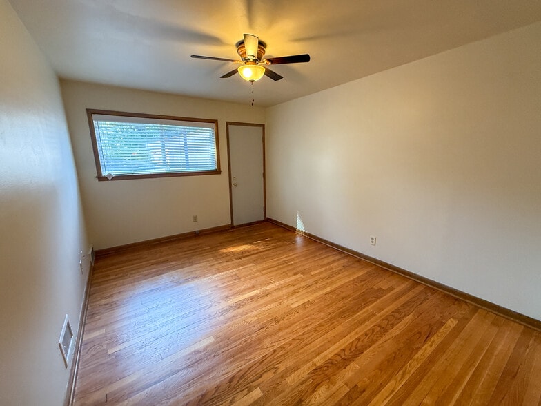 Building Photo - 426 Rushmore Ln