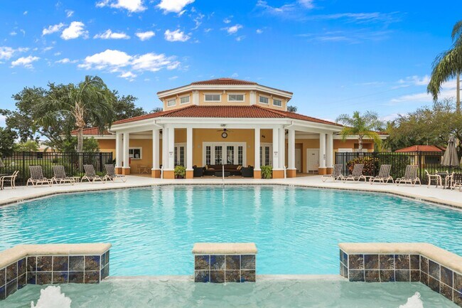 Building Photo - Beautiful furnished & turnkey ready  2/2 unit available now for an annual lease