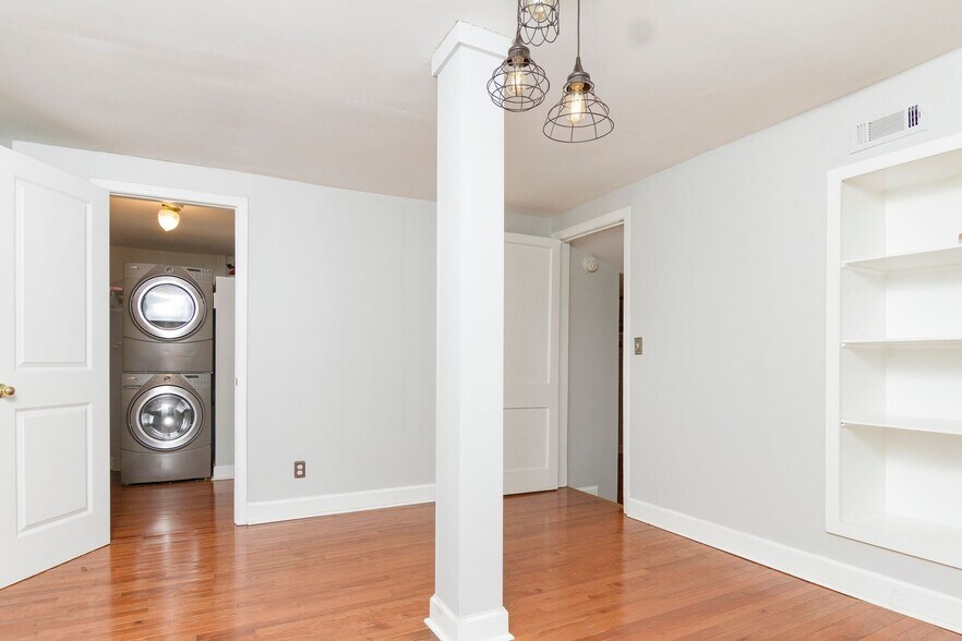 Building Photo - Charming Midtown Condo with Private Entrance